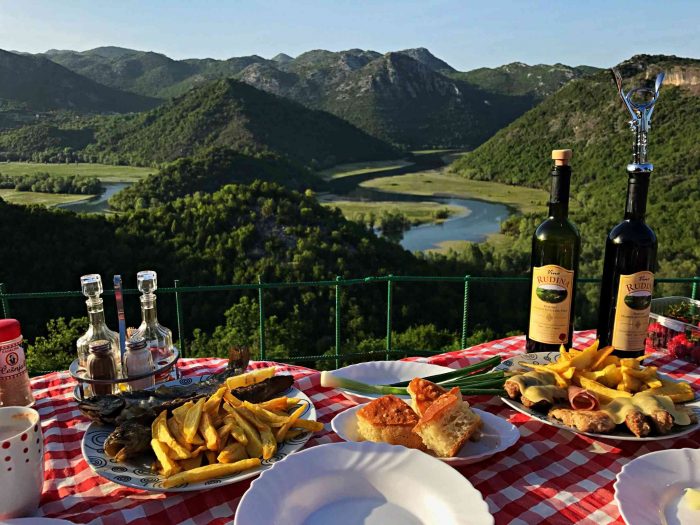 İki ülke arasındaki İşkodra Gölü / Skadar Lake
